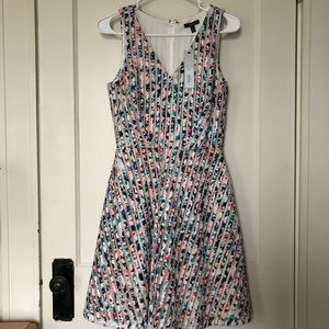 A line v-neck floral sleeveless dress